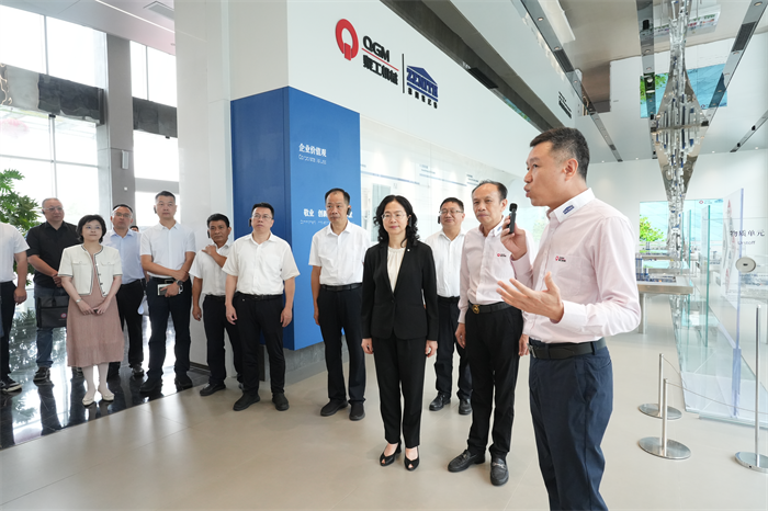 Zastępca gubernatora Jiang Erxiong poprowadził zespół do zbadania Quangong Machinery Co., Ltd, aby pomóc Quanzhou w zbudowaniu inteligentnego miasta produkcyjnego