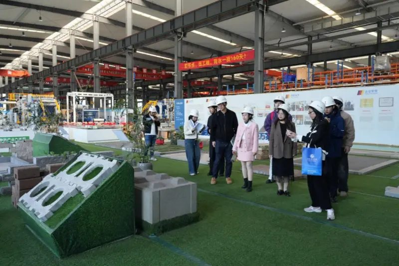 Koncentrując się na potrzebach rozwoju za granicą, Quangong Machinery Co., Ltd. współpracuje z Uniwersytetem Studiów Zagranicznych i Handlu w Fuzhou w celu rozwijania talentów o zasięgu międzynarodowym.